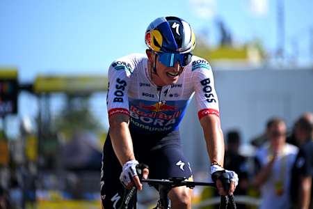 Florian Lipowitz vom Team Red Bull - BORA - hansgrohe rast bei der zweiten Etappe der Tour de France 2026 in Barcelona, Spanien, über die Ziellinie.