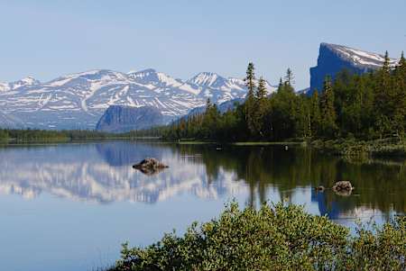 Folge dem König durch sein Land.