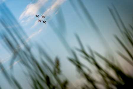 Formace pilotů Flying Bulls u Jaroměři