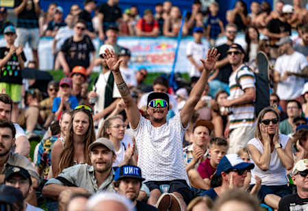 Beste Stimmung bei der Red Bull Pool Drop Crowd