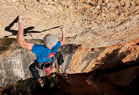Iker Pou kletter Nit de Bruixes, 9a+ Schwierigkeitsgrad, in Margalef, Spanien am 24. Januar 2012.