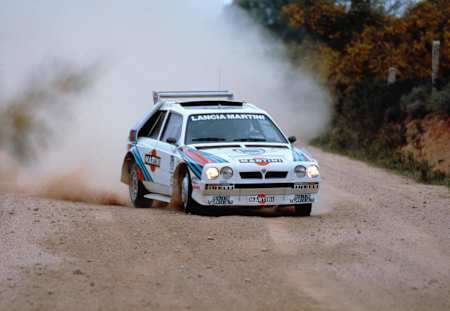 Ein Lancia Delta S4 Gruppe-B-Auto in Action - für den Rückblick von Redbull.com auf die großartigsten Rallye-Autos von Lancia.