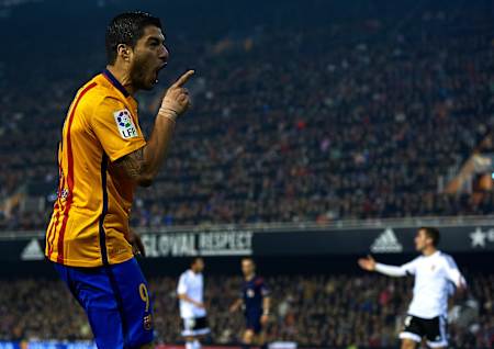Luis Suárez celebrates a goal against Valencia
