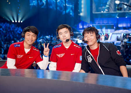 Faker, le GOAT au centre, en 2015 lors de la finale des Worlds