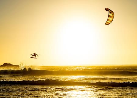 Haciendo kitesurf al anochecer Haciendo kitesurf al anochecer