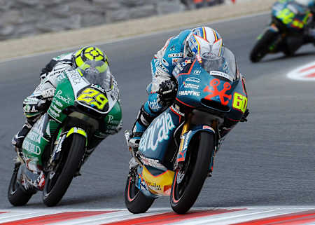 125er-Pilot Julián Simón im Duell mit Andrea Iannone