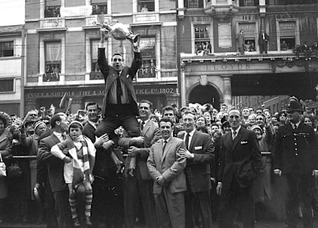 Le club de foot anglais Ipswich Town basé à Ipswich, dans le Suffolk sacré champion de football d'Angleterre en 1962.