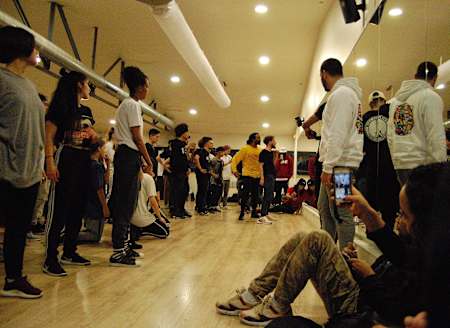 Waydi et Rochka du groupe Criminalz Crew donnent un stage à l'école de danse Juste Debout School.