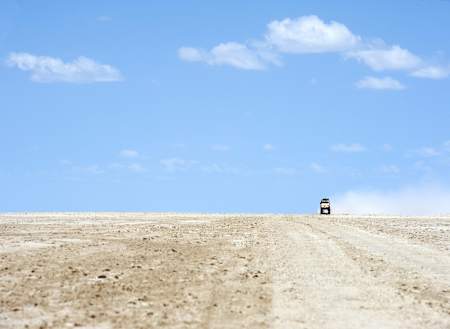 Ein LKW fährt auf der Makgadikgadi Pan, Botswana