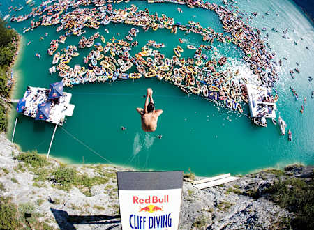 Orlando Duque plonge lors d'une étape des Red Bull Cliff Diving World Series.