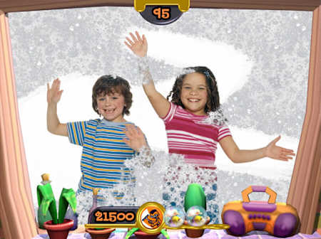 Zwei Kinder beim Fensterputzen in EyeToy. Die Kamera für die PlayStation 2 zeichnete Bewegungen des Spieler und setzte diese auf dem Bildschirm um