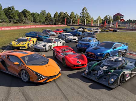 El material gráfico de Forza Motorsport muestra varios vehículos aparcados en una curva bajo un cielo azul.