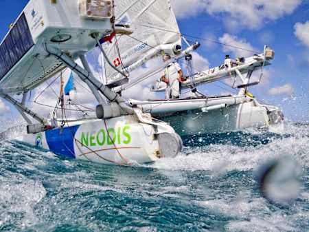 Der Schweizer Segler Yvan Bourgnon segelt im offenen Katamaran allein ohne GPS-Unterstürzung um die Welt