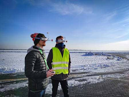 Kuba Waletko z PsychoStudio i jego asystent