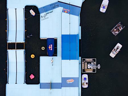 Alleine im Pool: Kairi Netsuke