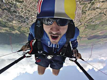 Primer plano de Horacio Llorens durante la superfinal de la Copa del Mundo de Parapente sobre el valle de Roldanillo (Colombia).