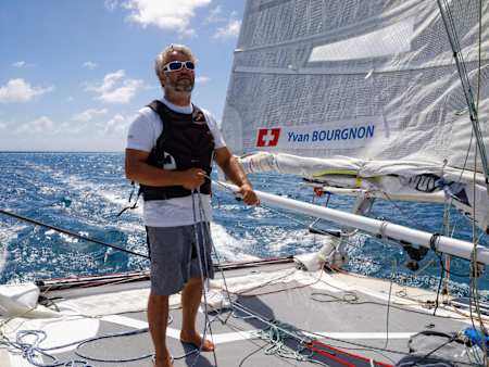 Der Schweizer Segler und Abenteurer Yvan Bourgnon am Ruder seines offenen Katamarans, mit dem er allein und ohne GPS die Welt umsegeln will