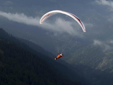 Aaron Durogati surcando los cielos con su parapente en Italia.