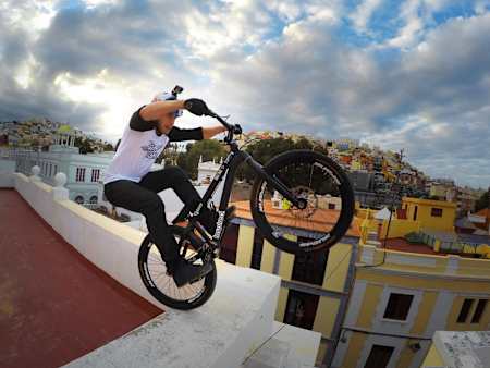 Trials Fahrer Danny Macaskill performt in seinem Video Cascadia