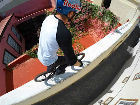 Trials Fahrer Danny Macaskill fährt auf einer Mauer in seinem Video Cascadia