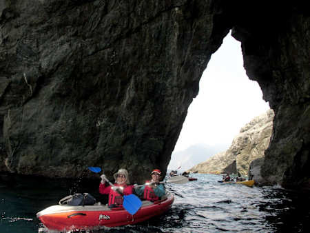 穿過海蝕洞還需看天氣和水流，若風浪太大，有機會撞向石壁