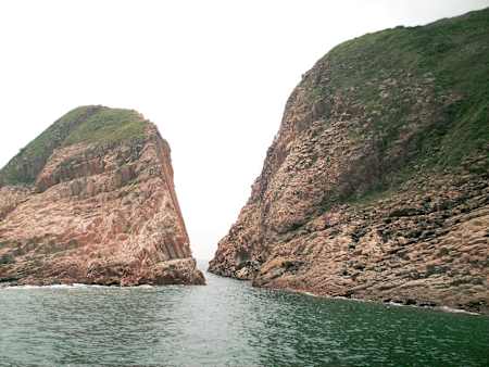 破邊洲以六角型柱石聞名，划獨木舟可近距離觀賞