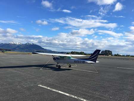 Cessna przywiązana, aby nie porwał jej wiatr