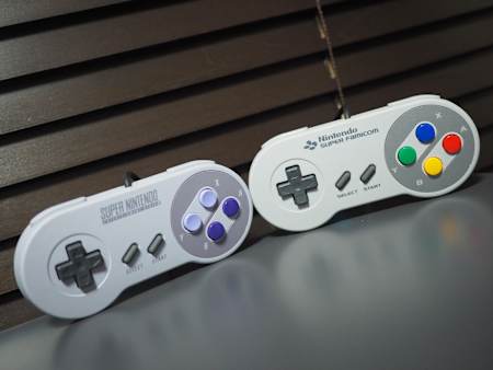 SNESの方はX、Yボタンの形状が凹んでいるのがわかるだろうか。