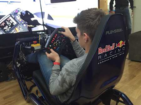 Max Verstappen jagt im Playseat sein Alter Ego über die Strecke.