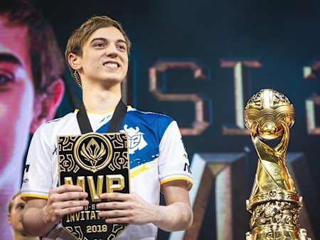 Rasmus "Caps" Winther, midlaner des G2 Esports, reçoit le titre de MVP du Mid-Season Invitational (MSI 2019) sur League of Legends.