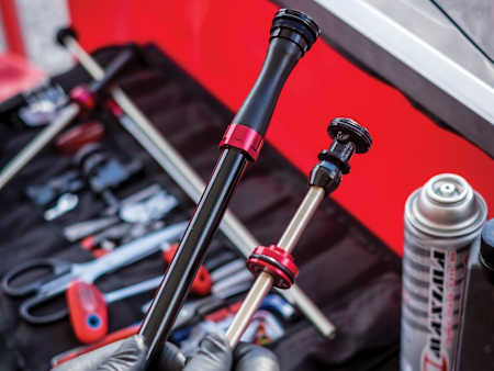 Le due cartucce di una moderna forcella ammortizzata per mountain bike, a sinistra quella dell'aria e a destra quella dell'idraulica.