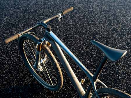 In true Dangerholm spirit, the top cap and saddle have the same finish.