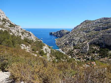 Située entre Marseille et Cassis souvent considérée comme la plus belle de l’Hexagone, la calanque d’En-Vau, est l'un des meilleurs endroits extérieurs pour faire un apéro.