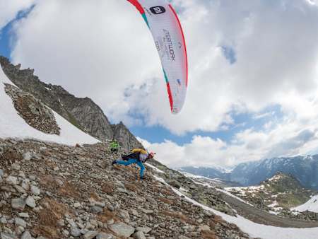 Chrigel Maurer hebt ab bei Red Bull X-Alps 2021 in der Schweiz.