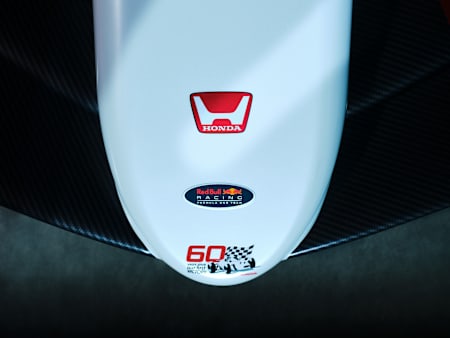 RB21のノーズにはホンダのHロゴとF1初優勝60周年記念ロゴがあしらわれる