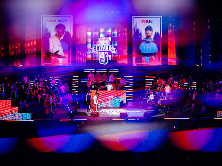 Vallest y Rbn ofrecen electrizantes actuaciones durante la final de la Red Bull Batalla nacional 2022 en Bogotá, Colombia, mostrando su destreza lírica en un escenario iluminado