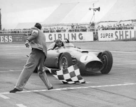 Juan Manuel Fangio remporte le Grand Prix de Grande-Bretagne sur la route de son quatrième titre de champion du monde