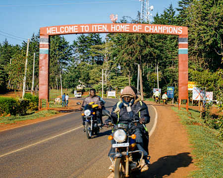 Selbstbewusst: Torbogen am Stadtrand von Iten