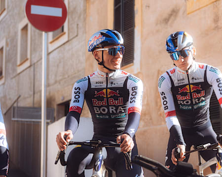 Paul Fietzke und seine Teamkollegen von Red Bull - BORA - hansgrohe Rookies machen sich für die Ausfahrt bereit.