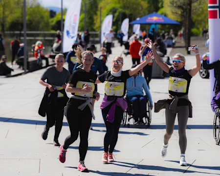 God energi blant deltakerne på Wings for Life World Run 2026 på Fornebu