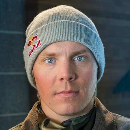 Travis Rice posiert in der Baldface Lodge, in Nelson, BC, Kanada am 27. Februar 2014 für ein Porträt