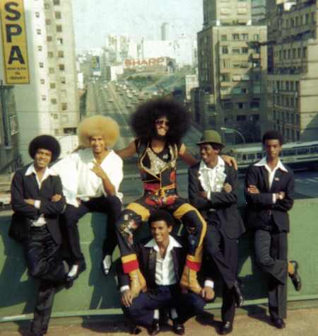 Nelson e dançarinos no centro de São Paulo