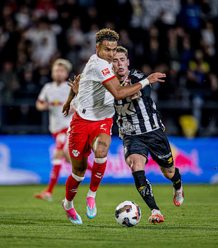 Antonio Nusa briljerer med sitt vante tempo under sesongoppkjøringen til RB Leipzig. Her mot FC Santos på Estádio Cicero De Souza i Brasil.