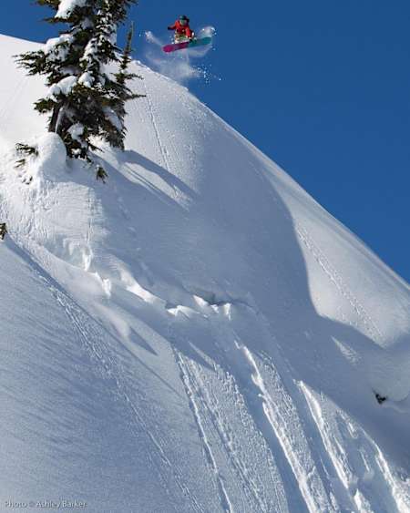 Leanne Pelosi springt einen Hang hinunter.