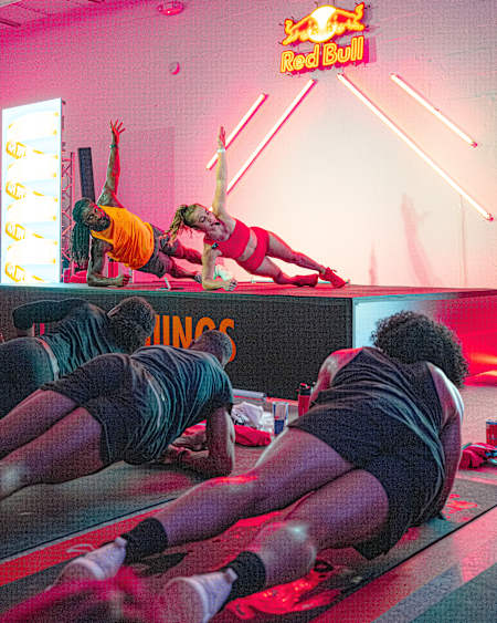 Des personnes réalisent des exercices de gainage lors d'une session d'entraînement à Miami.