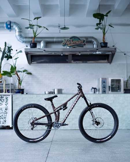 Tak się prezentuje Commencal TEMPO Dawida w pełnej okazałości.