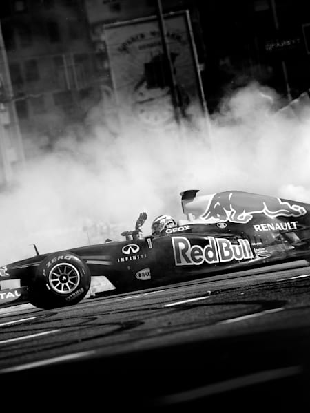 Главный герой шоу в Киеве приветствует фанов