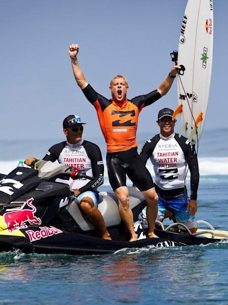 Mick Fanning fête son prix à Teahupoo
