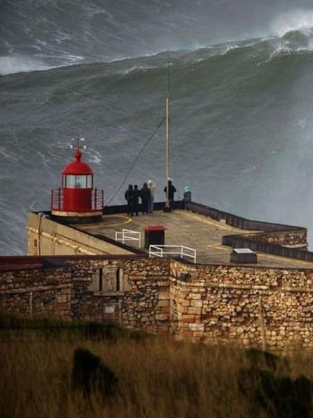 Le surfeur big wave Garrett McNamara surfe une grosse vague sur le spot de Nazaré au Portugal.
