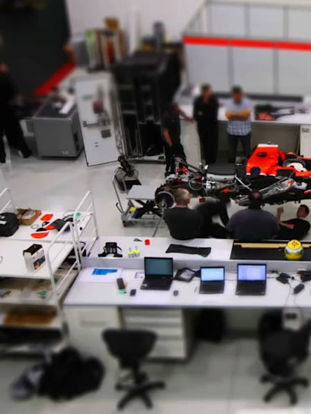 Das Team Marussia beim Bau seines MR02.